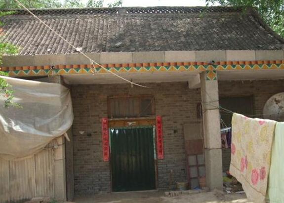 张帅康家居住的房屋很简陋