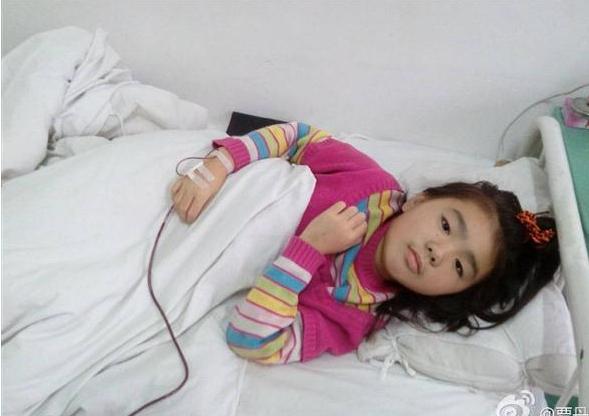 贾丹在病床上无助的眼神。