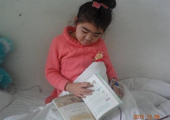 贾丹边输血边在看书。