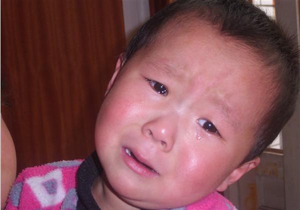 因为疼痛,小梓涵哭肿了眼