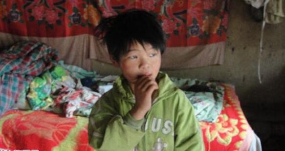 郭莹莹今年11岁,智力相当于一个三岁的孩子