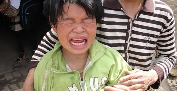 郭莹莹情绪波动很大,一下子哭闹起来