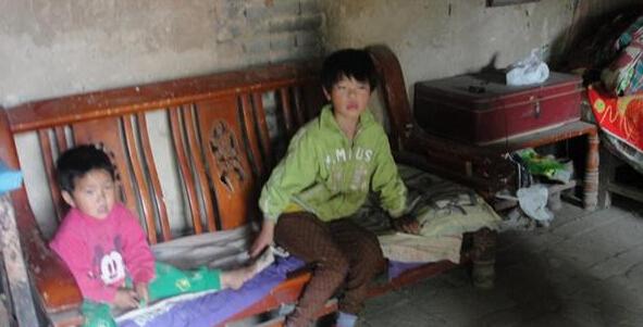 郭莹莹和他们妹妹,家里居住条件和生活的水平很差