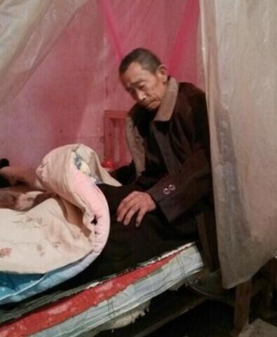 小博文的爷爷得脑溢血中风多年了,基本上已卧床不起。