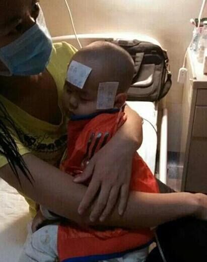 小博文妈妈抱着睡着的小博文,小博文显得很安逸。