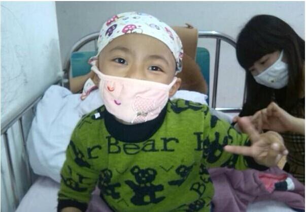 史晓宇刚进医院的时候,此时的她还不知道肿瘤病是什么样的概念,她现在头发已经掉光像个假小子。