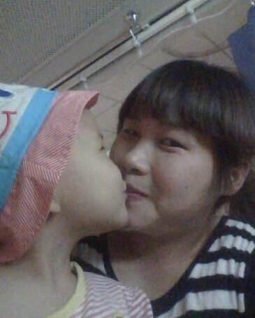 佳佳为了感谢妈妈买了新帽子和妈妈亲一个。