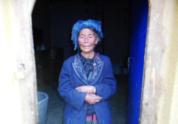 罗汉阿西老人今年72岁,居住在四川凉水高寒山区,当地交通不便,经济十分落后