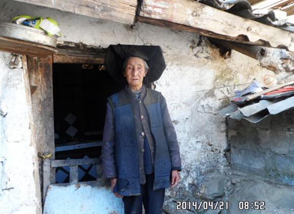 罗洪伍甲老人今年71岁,居住在四川凉山高寒山区