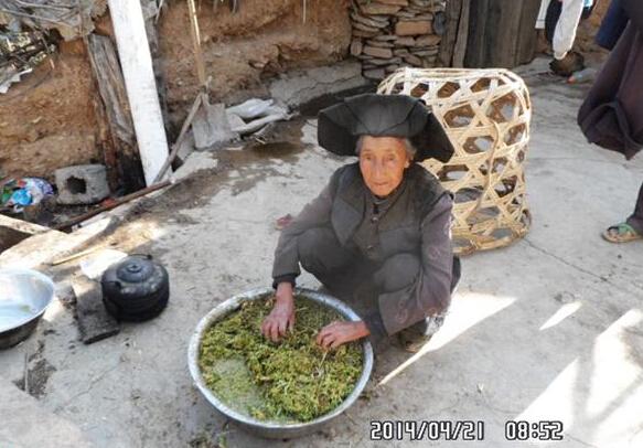 罗洪伍甲已失去劳动能力,平时就靠邻居帮助种点土豆和养家禽维持生活