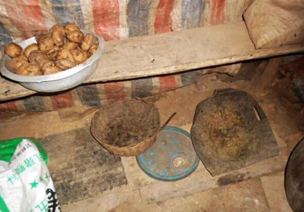罗洪伍甲老人生活条件差,平时吃些煮土豆