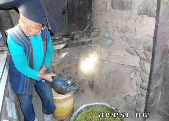 罗洪妞牛老人没有亲人,年迈基本失去劳动能力,依靠邻居帮助种植土豆和喂养家禽维持生活