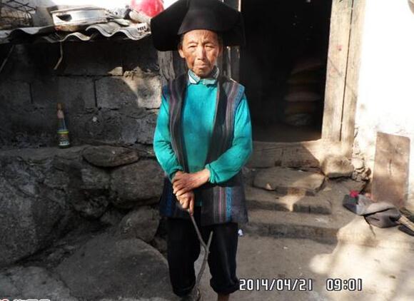 老人辛苦一生,年老生活没有依靠,希望爱心人士帮帮她