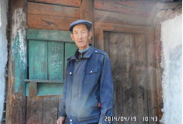 吉伍伍勒老人今年68岁,居住在四川凉山的高寒山区里