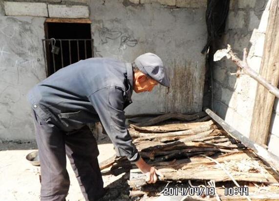 吉伍伍勒老人孤单一个人生活,身边没有亲人,什么事都需要老人亲力亲为