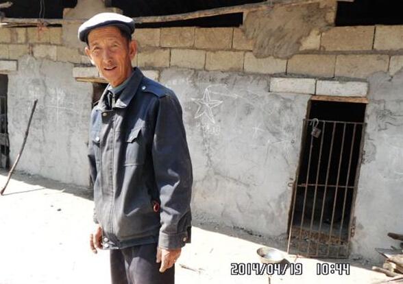 吉伍伍勒年老生活没有依靠,希望爱心人士能帮帮他