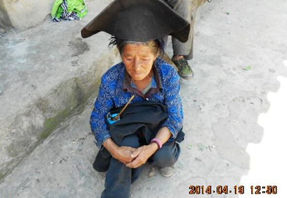 吉伍尔歪老人今年82岁,年迈体弱病已失去劳动能力