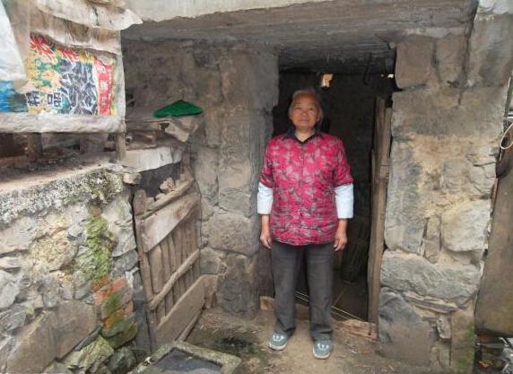 徐永秀老人今年74岁,居住在贫困山区,交通不便,居住环境和生活条件很差