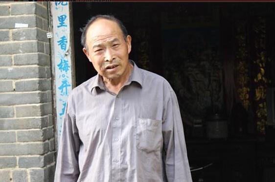郭修现今年62岁,因为贫困一生未婚娶,再孤单一个人生活