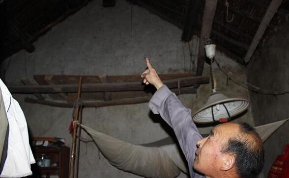 郭修现老人家里的房屋年久失修漏雨,家庭经济条件限制也无力修缮