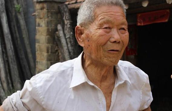 郭同云老人今年78岁,从小家境贫寒,没钱娶妻,年老无儿无女,无所依靠