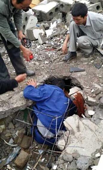 地震发生后,赵伟5个月大的小儿子被埋在震中龙头山镇骡马口废墟里,生死不明。村民们今天一早便赶来帮助搜救。“但我们没有专业设备。”赵伟焦急地说。附近如有专业队伍,请尽快前往帮助!