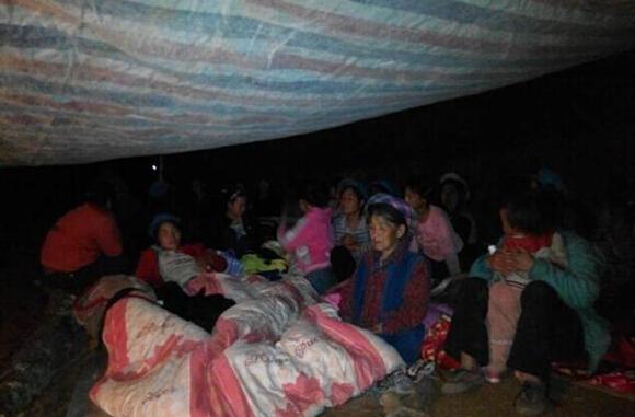 帐篷有限,不少村民躲在简易帐篷下,夜已深他们难以入眠