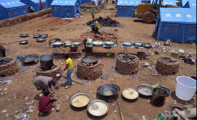 灾民临时安置点,外面搭建的临时灶台,希望他们能度过难关,全国的爱心网友都在关注着他们