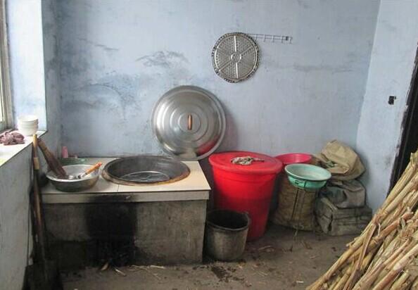家里能吃的东西寥寥无几,看了让人寒心。
