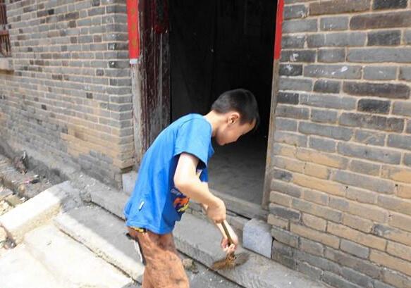 父母身体不好,姐姐在外地上学,王甲宏放学都会帮着母亲做家务