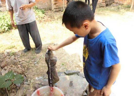 王甲宏在打水,准备给家里种的蔬菜浇水