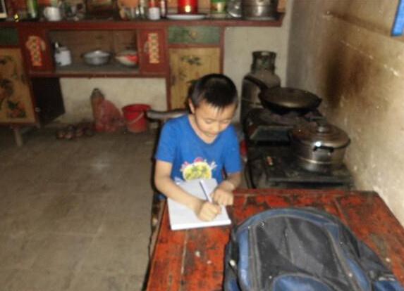 父母靠种田维持王甲宏和姐姐的上学,王甲宏很珍惜学习的机会