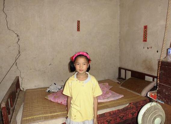 邢哲今年9岁,在读小学三年级,家里六口人三个人患病