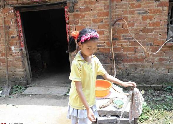 邢哲的母亲患有脑梗塞,爷爷肠穿孔多次手术,奶奶身体也不好,家里因看病花费巨大