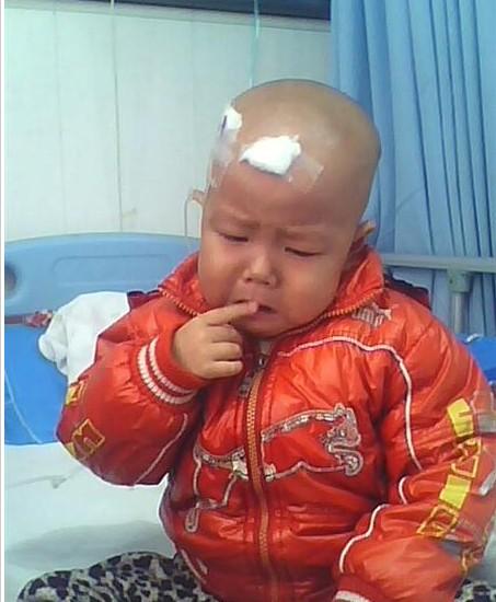 王凯不舒服哭闹起来,哄也哄不住,孩子的父母心里也跟着难受