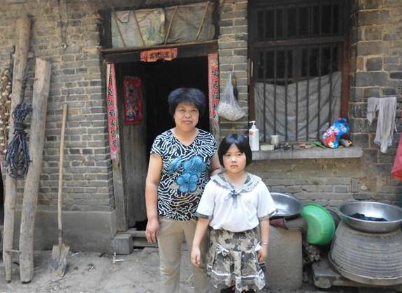 闫青的父亲患有心脏病,母亲患有高血压,父母身体都不好,长期靠药物控制病情