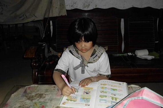 闫青和姐姐都在上学,家里负担重,希望爱心人士能帮帮他们