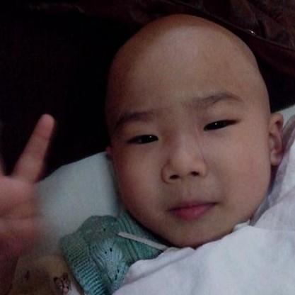 经过两个疗程的化疗,小榕泽的头发全部都掉光了,看着很让人心疼