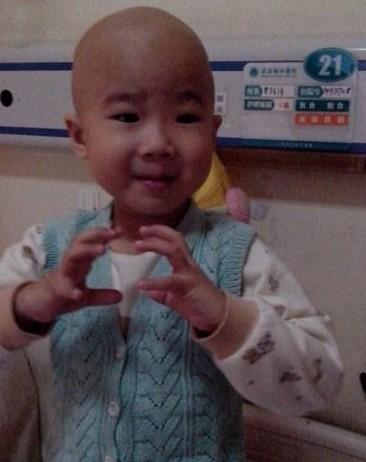 小榕泽平时没有玩具,爱心人士来看望他,他向爱心人士讲着她想象中的玩具