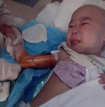 医生正在给小榕泽上化疗,扎针虽然很痛,但是他仍然很配合