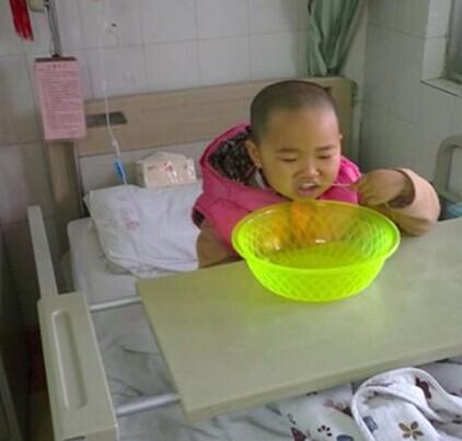 小张昕冉在医院里自己很乖的清理口腔