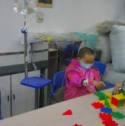 小张昕冉于志愿者一起玩游戏的照片