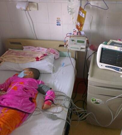 小张昕冉正在忍受做化疗的痛苦