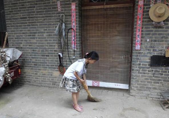 张恒在打扫卫生,张恒的父亲患哮喘,母亲肢体残疾,平时这些家务都是张恒在做