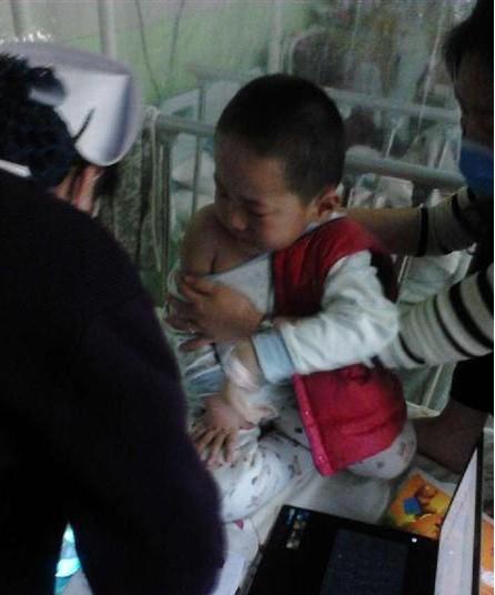 彬彬正在问;护士阿姨,阿姨疼吗?打针疼吗?眼睛里泪水在打转。