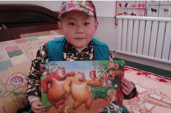 彬彬在家里完成的拼图,可费劲了