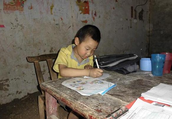 家里生活困难,居住和生活条件差,然这没有阻止赵海阳学习的热情