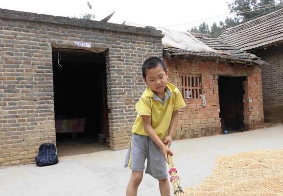 懂事的赵海阳在家主动帮着父母干活