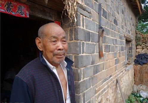胡显山老人今年80岁,家住河南南阳市唐河县马振抚乡前前庄村
