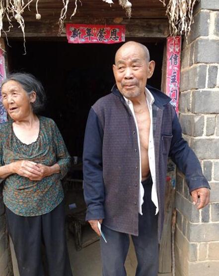 胡显山和老伴相依为命,年迈老人患病,没有子女,生活没有任何依靠